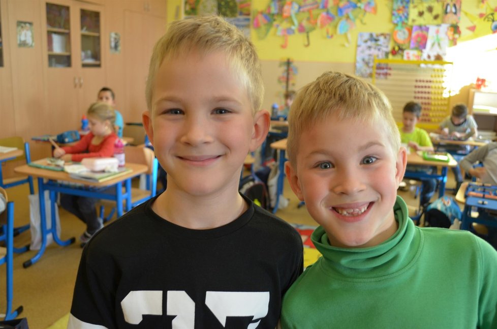 Jednovaječná dvojčata Adam a Lukáš Helisovi jsou o rok mladší než jejich spolužáci.