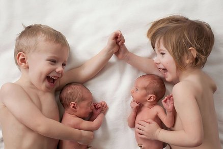 Páru žen se narodila druhá dvojčata po pouhých dvou letech. A jak jim to sluší!