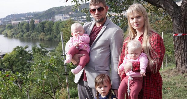 Rodina s devítiměsíčními dvojčátky Elenkou a Sofinkou, které lékaři operovali ještě v děloze.