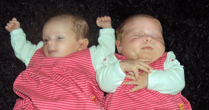Trpaslík a Valibuk, přesně tak by se daly definovat dvojčata, které se narodily Pamele Sutherland