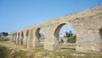 Akvadukt Kamares v blízkosti Larnaky zdobí 75 oblouků a fungoval až do roku 1939