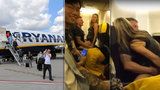 Nadržený párek souložil v letadle mířícím na Ibizu: Sex na pláži? To nevydržím!