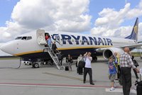 Letušky a stevardi budou stávkovat. Víc než desetina spojů Ryanair nevzlétne