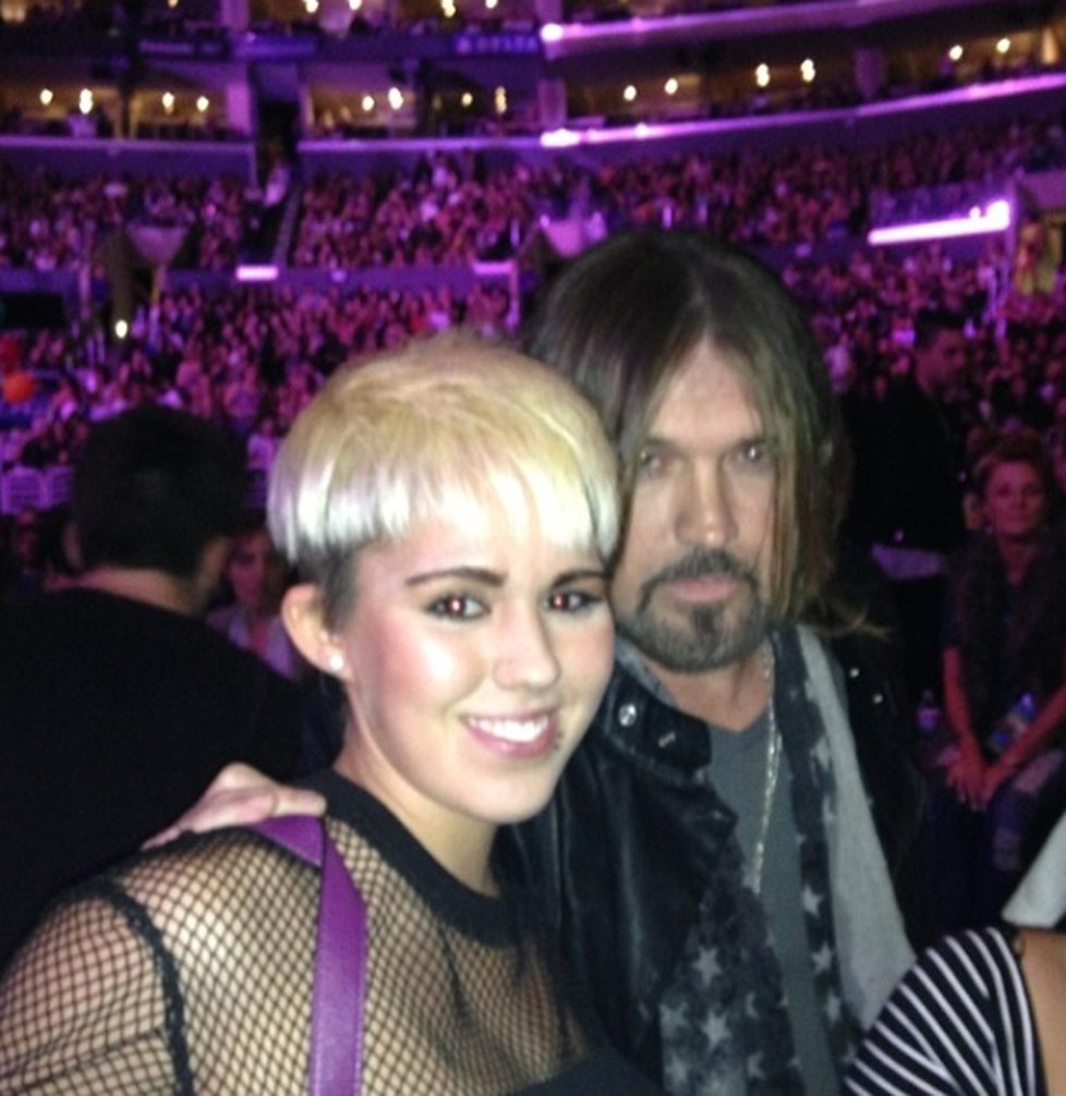 S Mardee Shackleford, dvojnicí Miley Cyrus, se vyfotil i zpěvaččin otec Billy Ray Cyrus.