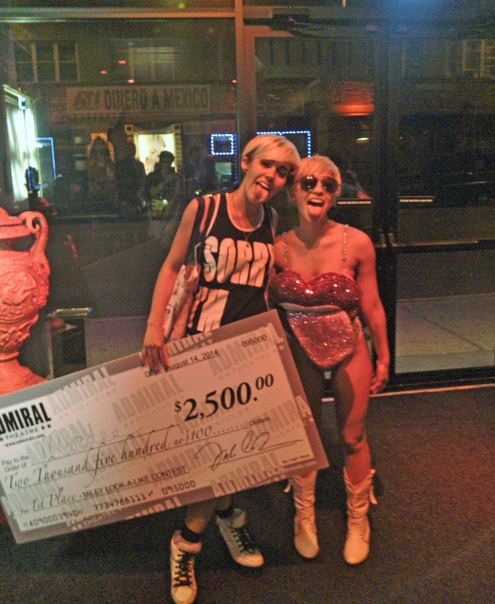 Mardee vyhrála za podobu s Miley Cyrus i cenu v soutěži dvojníků.