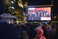 Vážná hudba rozezněla Václavák: Pražané mlčky sledovali zahajovací koncert Dvořákovy Prahy