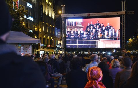 Vážná hudba rozezněla Václavák: Pražané mlčky sledovali zahajovací koncert Dvořákovy Prahy