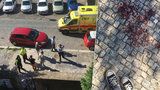 Zakrvácený chodník v Podolí. Žena (74) šla z nákupu, muž ji dlažební kostkou praštil do hlavy