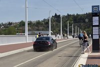 Dvorecký most jen pro chodce a MHD? Řidič BMW si s tím hlavu nelámal, za autem se jen prášilo!