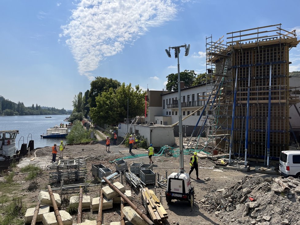 Práce na stavbě Dvoreckého mostu pokračují. Takto vypadá stavba v srpnu 2023.
