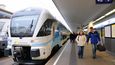 Dvoupatrová souprava od švýcarské firmy Stadler trochu připomíná pražské příměstské vlaky City Elefant