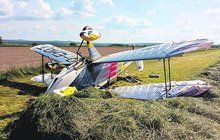 Historický dvojplošník skončil v seně: Pilotka nezvládla přistání