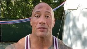 Jak v karanténě nezešílet z partnera? Dwayne Johnson řeší problém sexem!