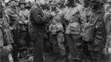 Generál Dwight David Eisenhower s americkými vojáky (snímek pochází z roku 1944, den před vyloděním v Normandii).