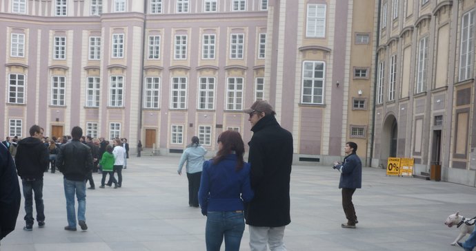 Táňa Vilhelmová a Vojta Dyk na procházce po Pražském hradě byli zavěšení do sebe
