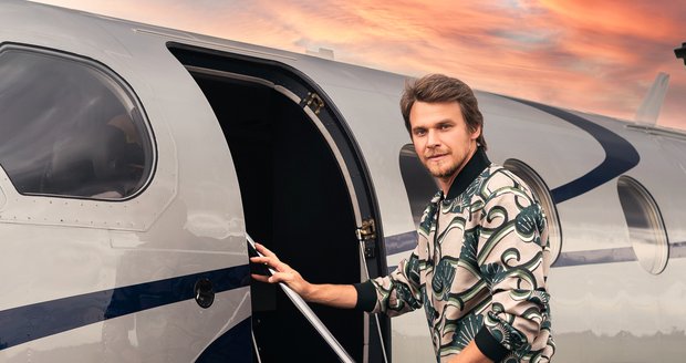 Vojta Dyk z tiskovky Novy odletěl na koncert soukromým letadlem