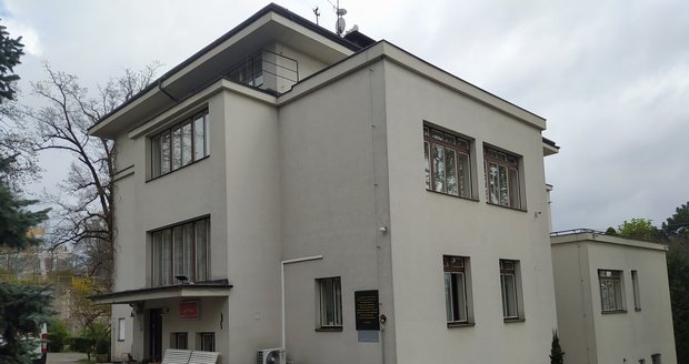 V této vile v Dykově ulici v pražských Vinohradech byly internovány těhotné ženy z Lidic. Na hrůznou minulost budovy upomíná pamětní deska.