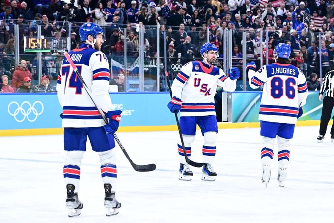 Hokej ONLINE: USA - Slovensko 1:0. Rychlý gól favorita, skóre otevřel Larkin Hokej ONLINE: USA - Slovensko 1:0. Rychlý gól favorita, skóre otevřel Larkin