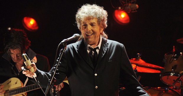 Americký písničkář Bob Dylan se konečně přihlásil k Nobelově ceně za literaturu (na archivním snímku z vystoupení v Los Angeles).