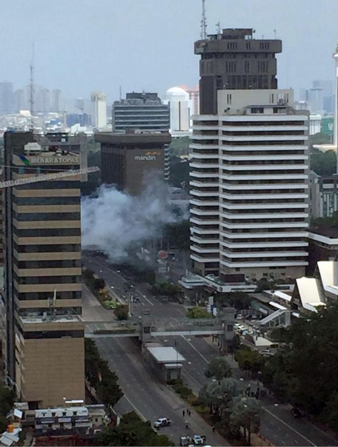 Dým po jedné z explozí v Jakartě