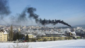 Oblaka černého dýmu nad komínem prádelny jsou podle inspektorů životního prostředí v naprostém pořádku.