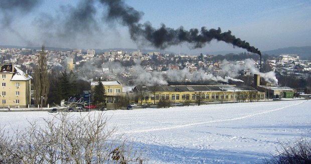 Oblaka černého dýmu nad komínem prádelny jsou podle inspektorů životního prostředí v naprostém pořádku.