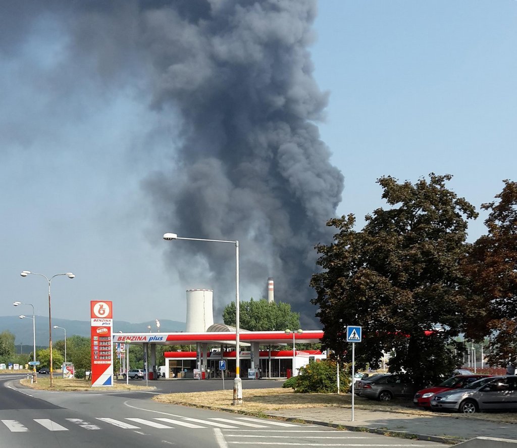 Dým z požáru v litvínovské chemičce Unipetrol