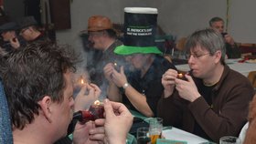Úkolem dýmkařů v Olomouci bylo kouřit co nejdéle tři gramy tabáku na jedno zapálení