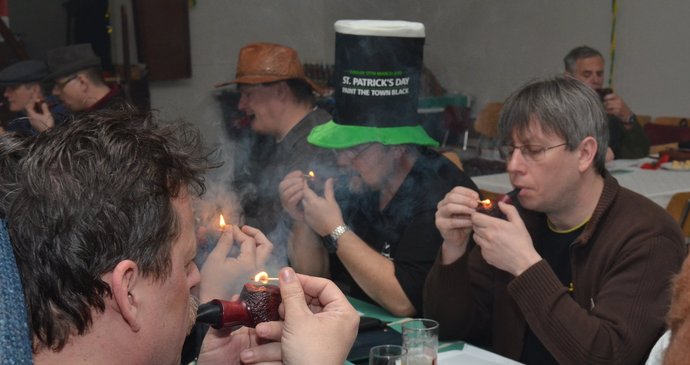Úkolem dýmkařů v Olomouci bylo kouřit co nejdéle tři gramy tabáku na jedno zapálení