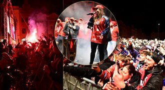 Jak vypadaly oslavy Dynama: Subban bavil plné náměstí česky, Červenka připomněl otvírák Jak vypadaly oslavy Dynama: Subban bavil plné náměstí česky, Červenka připomněl otvírák
