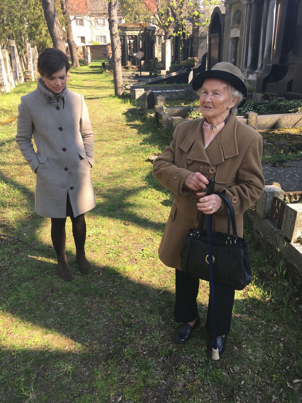 Prohlédnout si novotou zářící hrobku přišla i Marie Straková (93), dcera vrchního zahradníka u rodiny Stiassni.