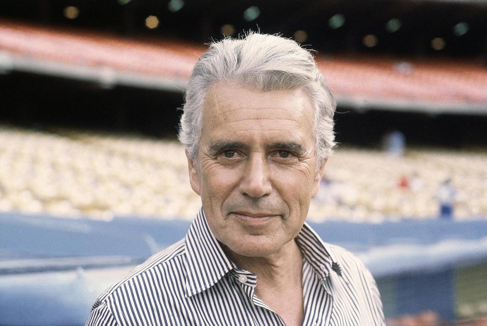 John Forsythe si jako jediný herec prošel všemi 220 díly Dynastie, které běžely v letech 1981-1989, a stal se jeho neodmyslitelnou součástí.