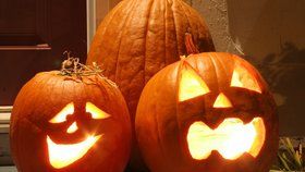 Halloween ve Vinoři: Dlabání dýní v „Dlabačově“ upoutá stezkou odvahy i ohňostrojem
