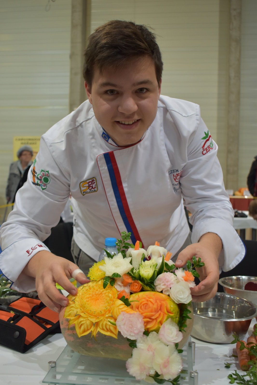 Zkušený řezbář Vojtěch Petržela, zlatý medailista světové gastronomické soutěže, patří k české řezbářské špičce. Na snímku se svojí soutěžní kyticí.