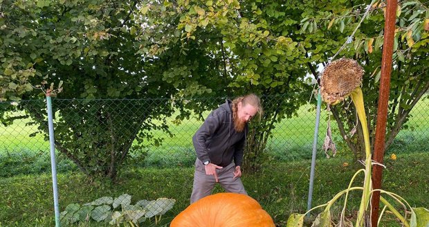 Jan Staněk (32) a jeho letošní drobeček vážící 175 kilogramů.