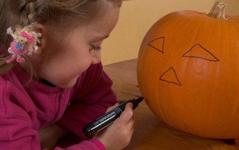 Ke zdobení dýně využijte buď šablonu, nebo vlastní fantazii. Pokud máte šablonu, přilepte ji na dýni a ﬁ xem obkreslete motiv. Ti zručnější si oči, nos či ústa mohou nakreslit sami.