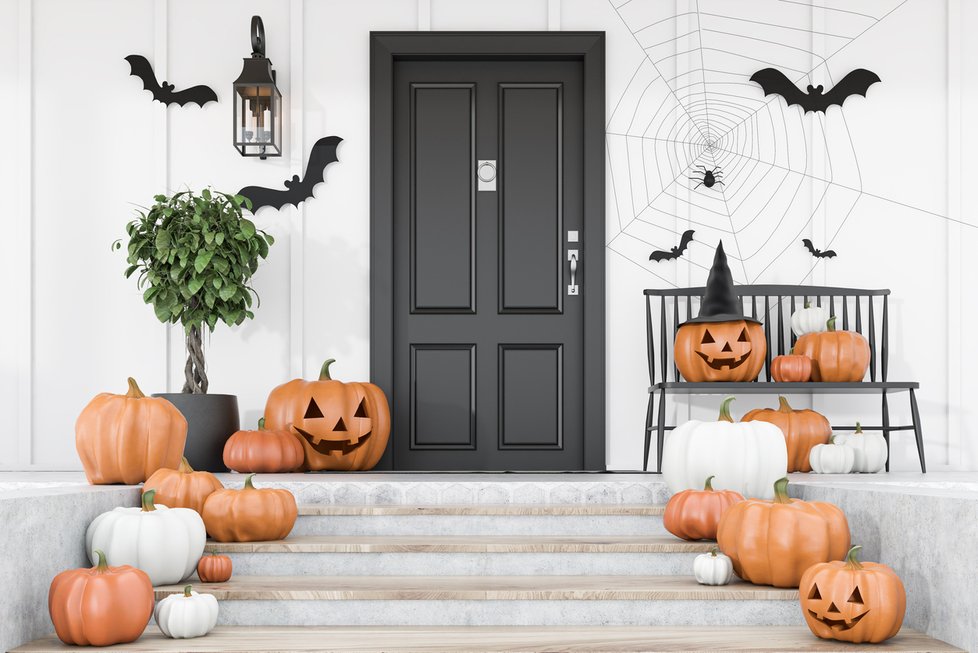 Správné halloweenské zákoutí by nemělo před domem chybět.