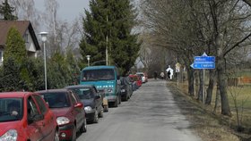 Kolona v Dyníně na Českobudějovicku: Na zdejší farmu vyrazily pro slepice stovky zájemců