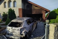 V Dyníně hořel elektromobil: Pro hasiče to byla premiéra