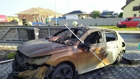 V Dyníně hořel elektromobil.