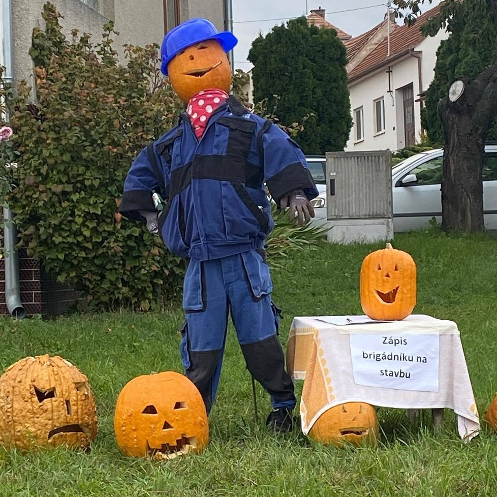 Fantazii se při tvorbě figur s dýňovou hlavou ve Starém Poddvorově opravdu meze nekladou.