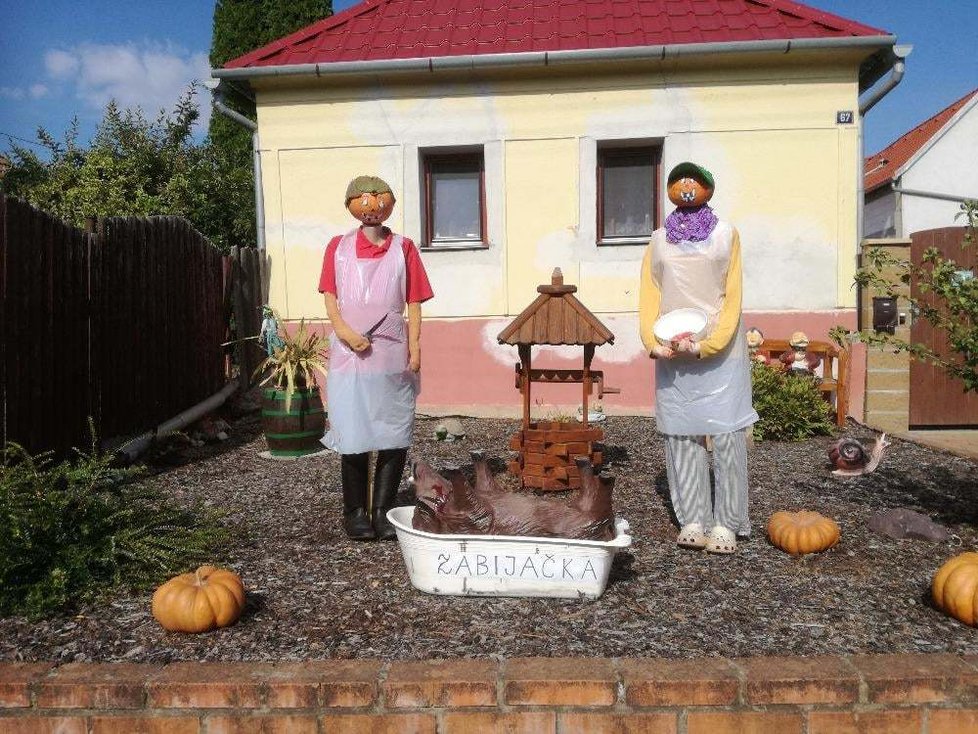 Fantazii se při tvorbě figur s dýňovou hlavou ve Starém Poddvorově opravdu meze nekladou.