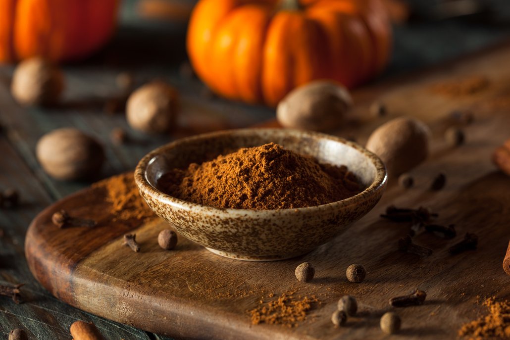 Pumpkin spice neboli dýňové koření si můžete snadno vyrobit sami doma.