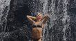 Německá krasobruslařka Annette Dytrt si užívá vodopádu
