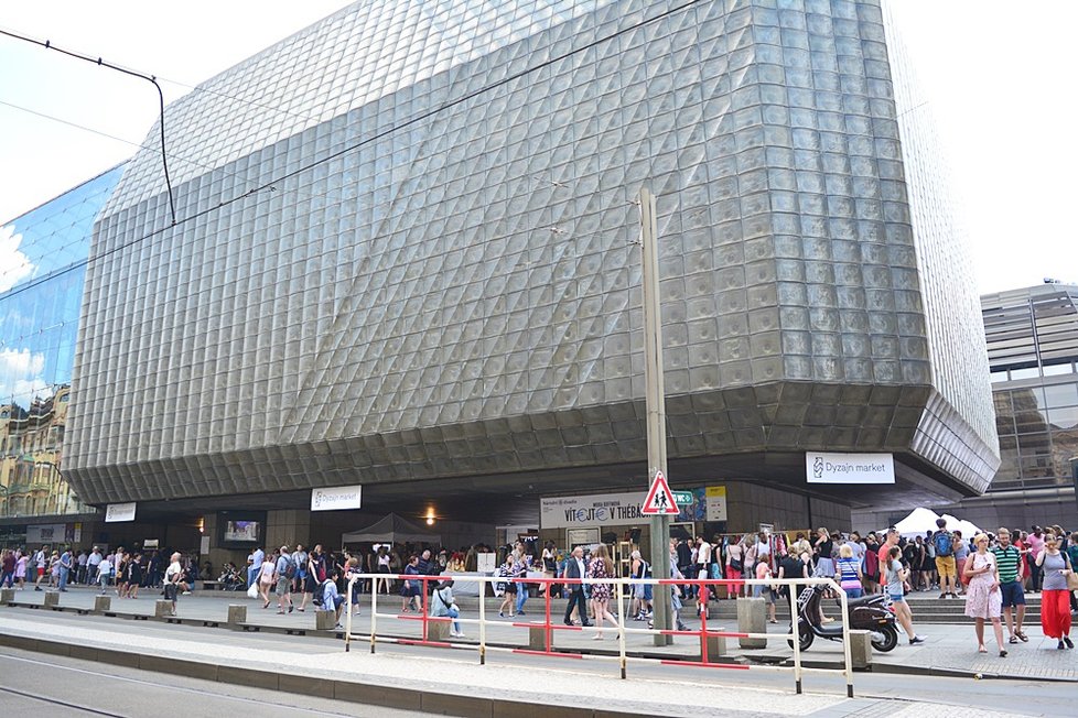 Letní Dyzajn market přilákal na náměstí Václava Havla stovky Pražanů. Největší zájem byl o přehlídku.