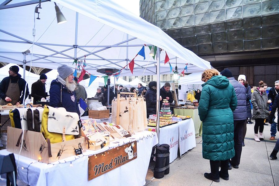 Dyzajn market přilákal stovky Pražanů. Mráz je neodradil.