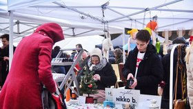 Dyzajn market přilákal stovky Pražanů. Mráz je neodradil.