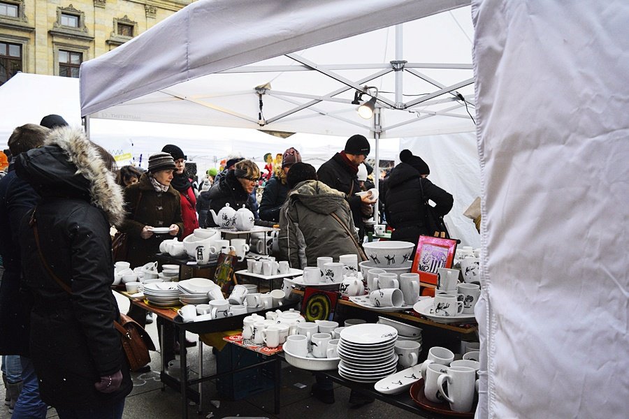 Dyzajn market přilákal stovky Pražanů. Mráz je neodradil.