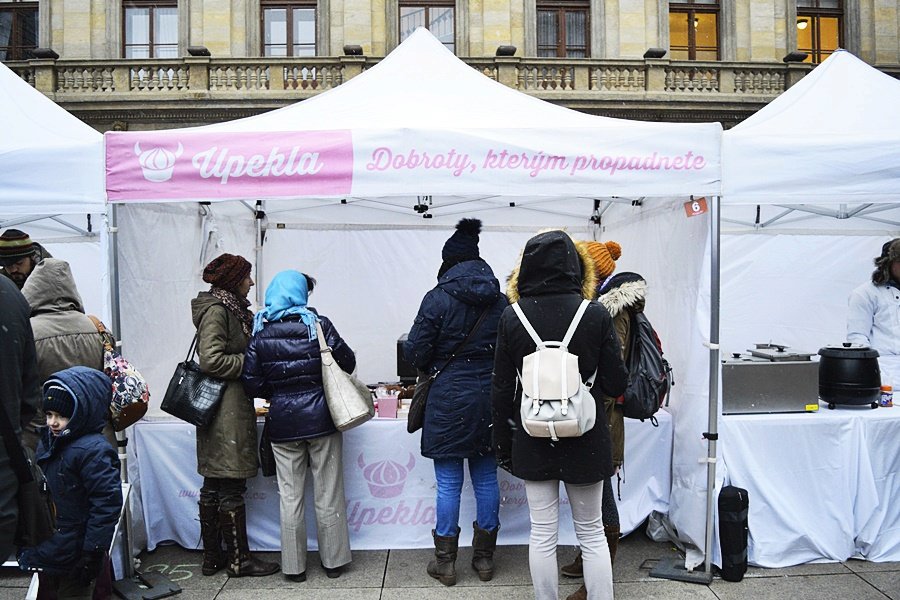 Dyzajn market přilákal stovky Pražanů. Mráz je neodradil.