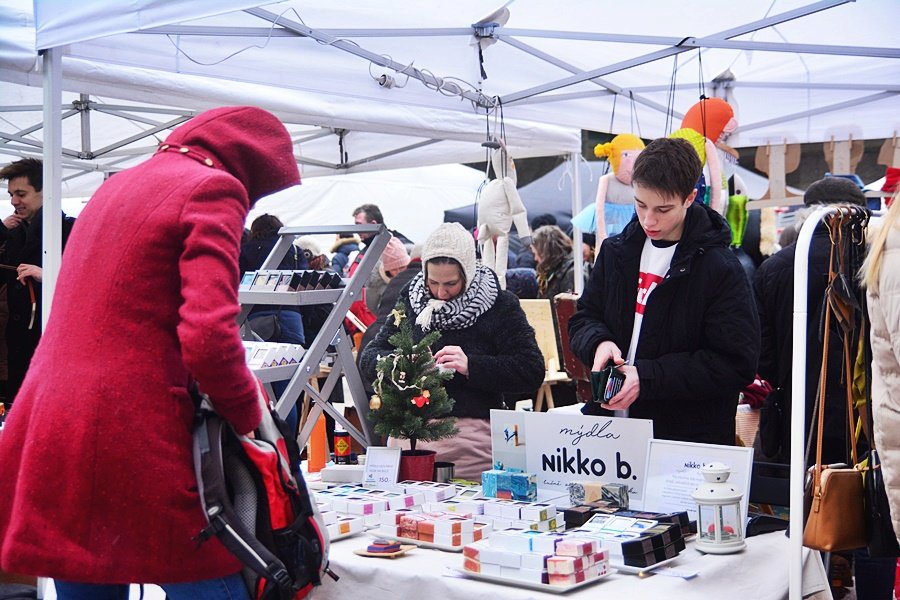 Dyzajn market přilákal stovky Pražanů. Mráz je neodradil.